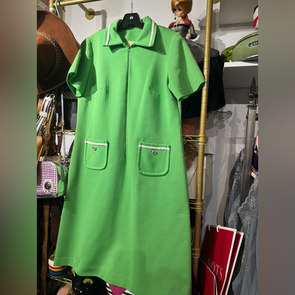 372 // Vintage THREE R's poly dress // 21" ptp